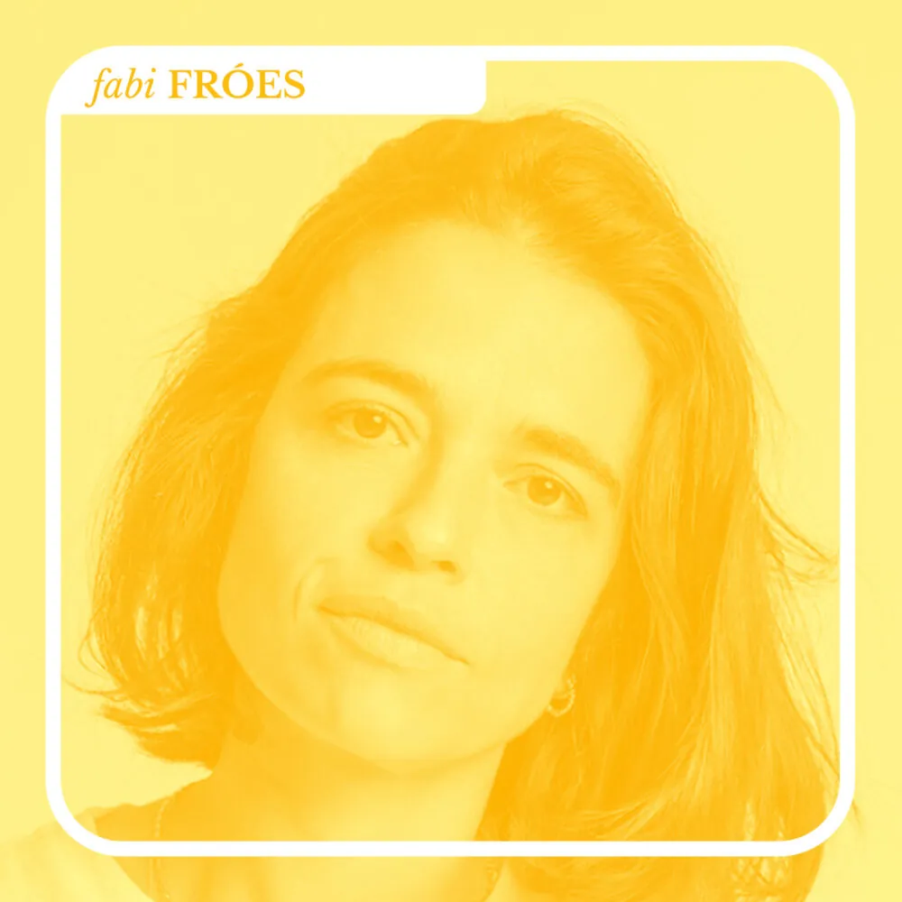 Capa de podcast com foto de Fabi Froes sobre fundo amarelo